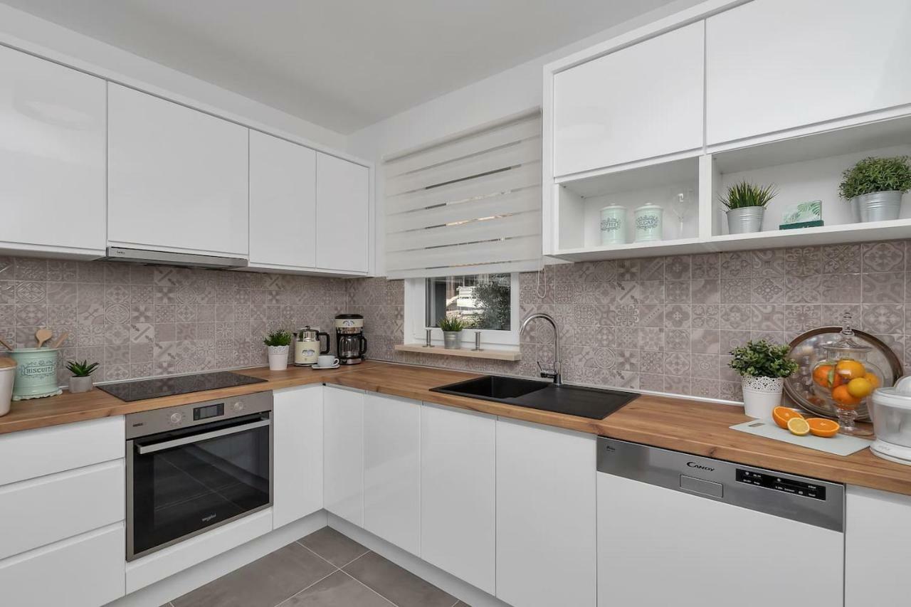 Charming Apartment Tissa With Sea View Макарска Экстерьер фото